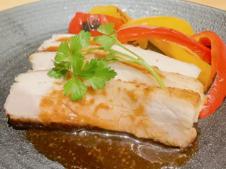新宿・歌舞伎町で「ワイン飲み放題」1000円！　「ESOLA（エソラ） 新宿」の「桜フェア」