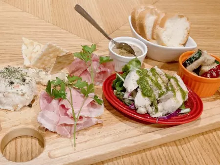 新宿・歌舞伎町で「ワイン飲み放題」1000円！　「ESOLA（エソラ） 新宿」の「桜フェア」