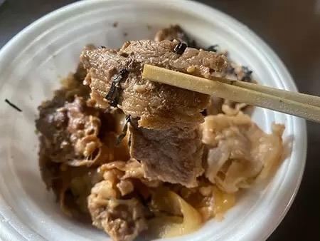 実食！ 「元祖旨辛焼き牛めし」「旨味醤油焼き牛めし」と通常牛めしの違いは何？