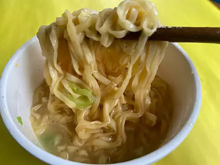 もはや洋食！　今冬に登場したエースコック＆日清の洋風カップラーメンを食べ比べ