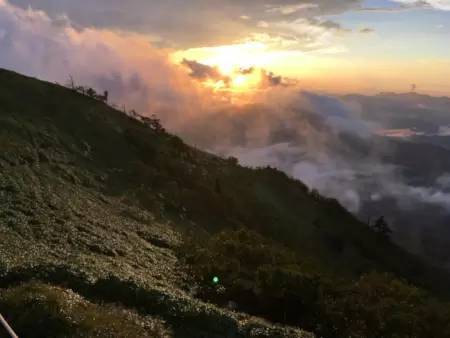 ソロモンの秘宝が眠る山? 徳島の霊峰「剣山」で神秘の絶景を楽しむ山小屋ステイ