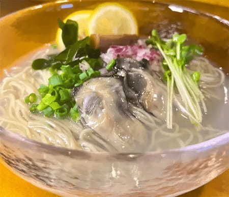 横浜で夏季限定の「牡蠣塩冷やしラーメン」