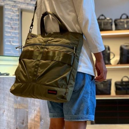 ミリタリー由来の「ヘルメットバッグ」が大人気!おすすめアイテムとコーデをご紹介!