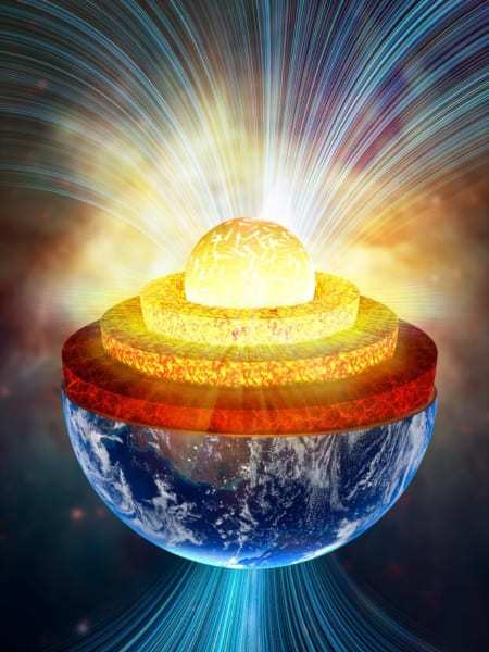 地球の内核は個体でも液体でもない「超イオン状態」の可能性がある