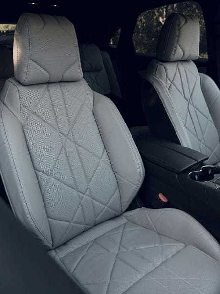ファッションの世界から着想を得た「DS COLLECTIONモデル」の「DS7 Esprit de Voyage」と「DS4 Esprit de Voyage」が日本デビュー
