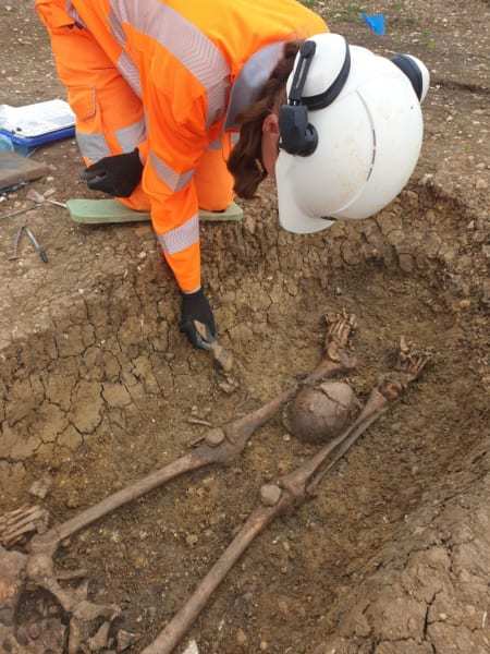 「斬首された頭」を足の間に　古代ローマ時代の奇妙な遺骨を発見！