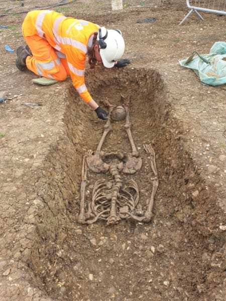 「斬首された頭」を足の間に　古代ローマ時代の奇妙な遺骨を発見！