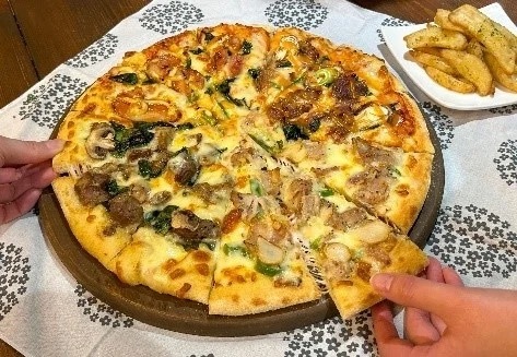 ドミノ・ピザ、煮て、焼いて、和を極めた！『肉ピザ・クワトロ』3月6日、期間限定で新発売！　和の肉料理の代表格「すき焼き」と「炭火焼肉」がピザと調和。「牛すき焼き」と「炭火焼塩豚カルビ」の2つが新登場。