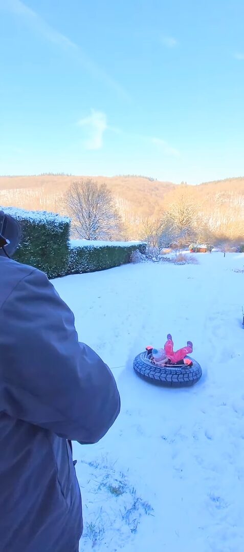パパがDIYしたソリが天才過ぎる!滑っていくソリにつながれた紐に工夫すれば、回収は楽だし子供も楽しい!!【海外・動画】