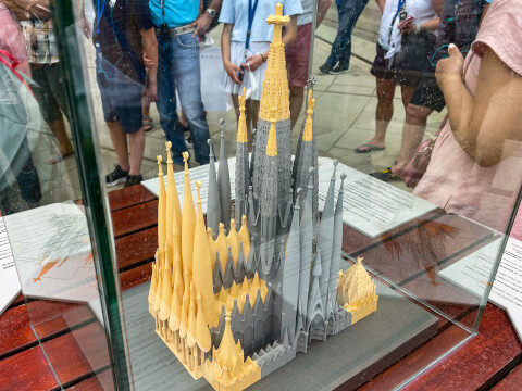 未完の傑作!サグラダファミリアの見どころやアクセス、周辺のおすすめ観光スポットを紹介