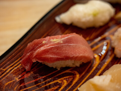 寿司食べ放題で話題の「きづなすし」新宿歌舞伎町店を取材！おすすめメニューを紹介