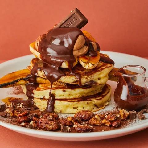 あなたはどっちを選ぶ?毎年大好評のいちごづくし、チョコづくしのプレミアムパンケーキシリーズが今年もバージョンアップして帰ってきた!