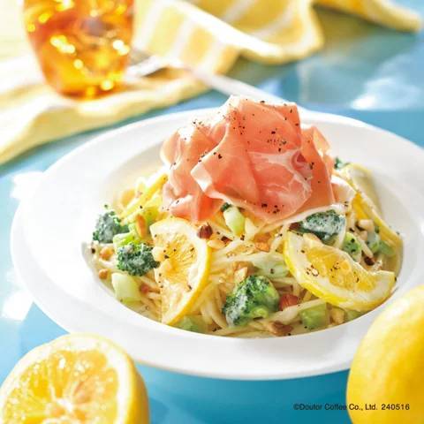 エクセルシオール カフェの新作パスタ「ハモンセラーノとブロッコリーのレモンクリームパスタ」5月16日発売