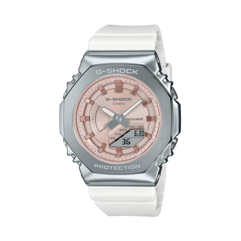 【冬限定の白い“G-SHOCK”が登場】文字盤のメタリックカラーが映えるペアウオッチでおしゃれを楽しもう!