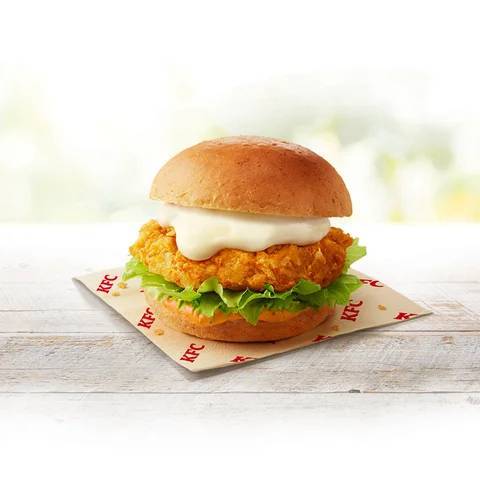 【チェダーとラクレット、どっちのチーズにおぼれる?】最重量級チーズソースのバーガーを2024年は選べる2種類! 「チーズにおぼれるフィレバーガー」1月4日(木)から数量限定で発売