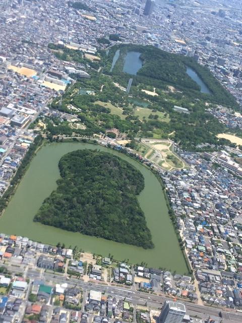 今度は「ヘリコプター」から、仁徳天皇陵（大仙陵古墳）と百舌鳥・古市古墳群周辺を見てみた。