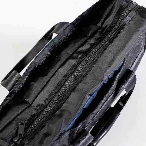 仕事の後にスポーツするビジネスマンにフィットする圧倒的軽量のビジネスバッグ