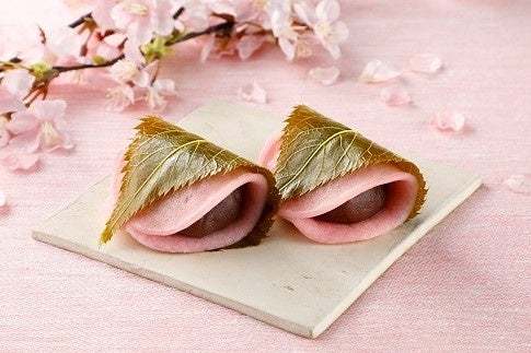 「虹」がテーマのカラフルな和菓子が登場する第77回全国銘菓展が日本橋三越本店で開催！次なるブームの予感!?和菓子店をめぐり集める＜御菓印＞も勢揃い！ 