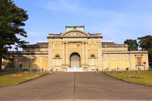 観光名所揃い、奈良公園の紅葉スポット&見どころを解説！帰りは鹿との記念写真を。