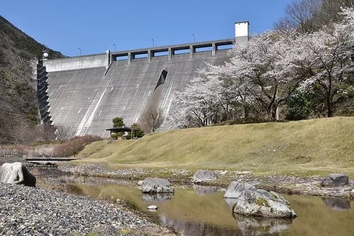 キャンプに最適な季節はいつ？シーズンごとの魅力・注意点や初心者におすすめの時期を解説