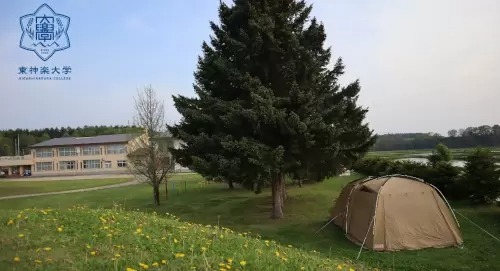 北海道で小学校の廃校を活用してキャンプ場に、東神楽大学がスタート