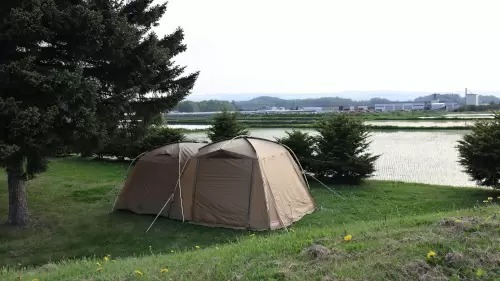 北海道で小学校の廃校を活用してキャンプ場に、東神楽大学がスタート