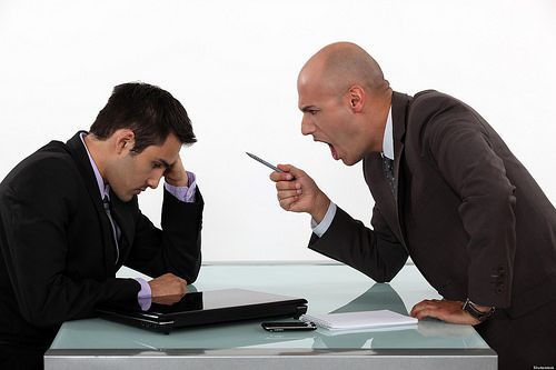 「横柄な態度」をとる人の心理や特徴は？横柄な人への上手な対処法も解説！