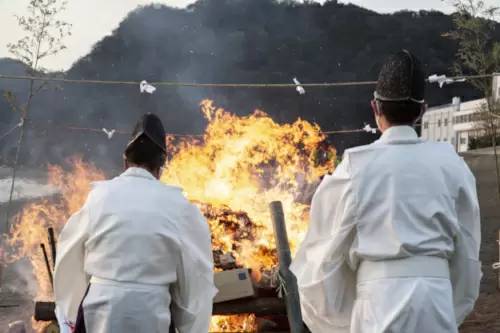 徳島の浜で「どんと焼き」。移住したからこそ見られた景色に感動！