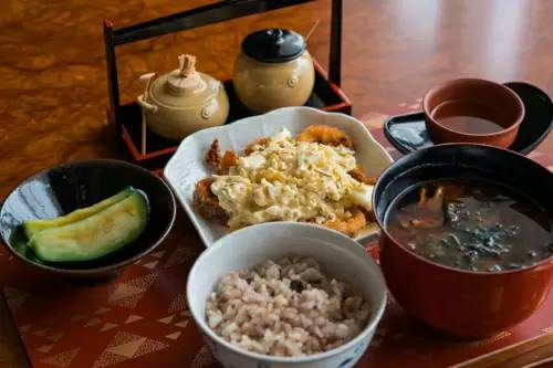 味噌汁を置く位置は右か左か? お膳に並べる味噌汁の位置が話題に