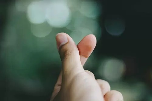 韓国アイドルの新定番「コヤンイハート」はどんなポーズ?