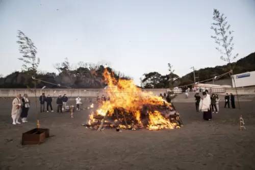 徳島の浜で「どんと焼き」。移住したからこそ見られた景色に感動！