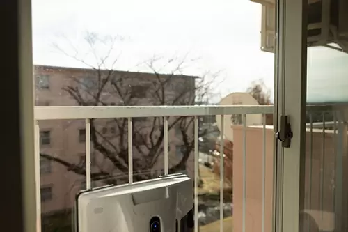 年末の大掃除は無敵の窓拭きロボットにおまかせ! 鏡や壁も掃除できるようになった「HOBOT-2S」
