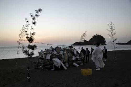 徳島の浜で「どんと焼き」。移住したからこそ見られた景色に感動！