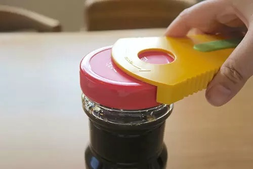 キッチンに常備したいすぐれもの! 開かないフタが一瞬で開くマーナの「らくらくオープナー」