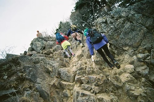 【上級登山向け】岩場登りの基本「三点支持 」講座！登る時のコツと注意点をご紹介！