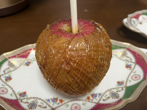 【菊池郡菊陽町】りんご好きの人に超オススメ！プロの目利きバイヤー厳選りんごを丸ごと使った「芳野フルーツ」のりんご飴が絶品！