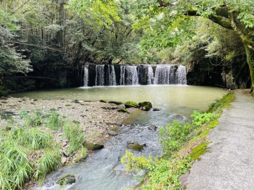 車で行ける山鹿のナイアガラの滝で、夏を見る　～山鹿市鹿北町　釘ノ花の滝～