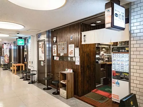 ソムリエが店主の「ラーメン札幌一粒庵」、まかない丼とラーメンのペアリングメニューを展開