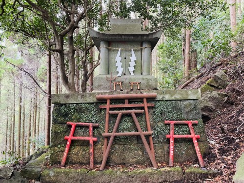 朱色の誘惑、危険な散歩道～阿蘇市一の宮　三閑稲荷神社～