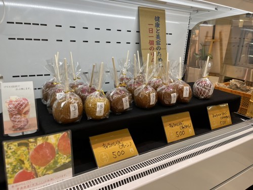 【菊池郡菊陽町】りんご好きの人に超オススメ！プロの目利きバイヤー厳選りんごを丸ごと使った「芳野フルーツ」のりんご飴が絶品！