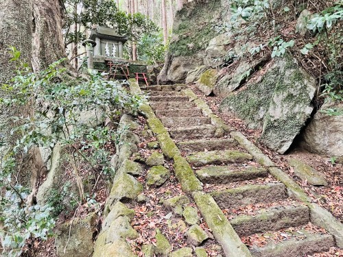 朱色の誘惑、危険な散歩道～阿蘇市一の宮　三閑稲荷神社～