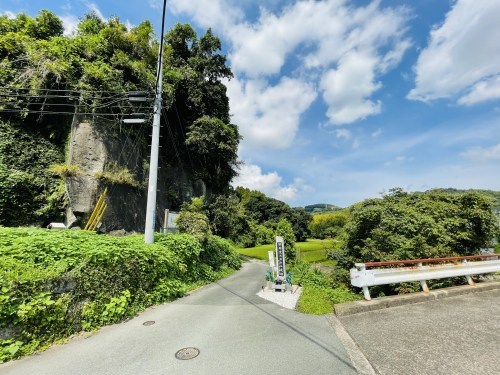 岩の中から水流が聞こえるという「鳴岩」そしてそのそばで絶えた命～熊本市西区花園