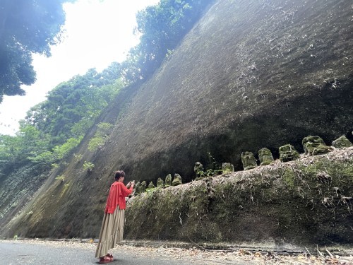 魂が震えるほどの切り口で夏を吸う　～山鹿市菊鹿町木野　岩隈山の切り通し～