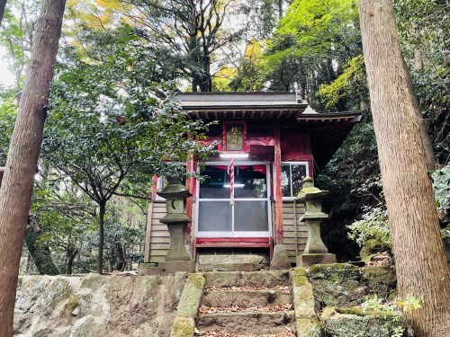 朱色の誘惑、危険な散歩道～阿蘇市一の宮　三閑稲荷神社～