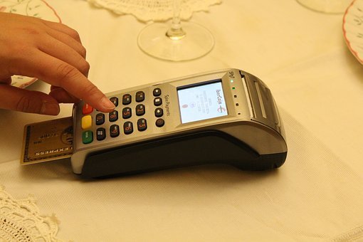 クレジットカードの年会費について詳しく解説！年会費無料のメリットは？