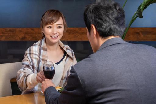 「サシ飲み」の意味とは？上手な誘い方やサシ飲み後のアフターフォローをご紹介！