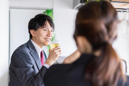 「サシ飲み」の意味とは？上手な誘い方やサシ飲み後のアフターフォローをご紹介！