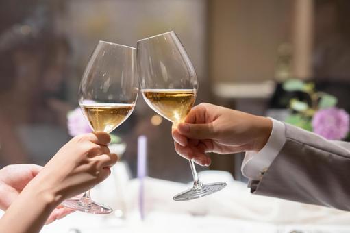 「サシ飲み」の意味とは？上手な誘い方やサシ飲み後のアフターフォローをご紹介！
