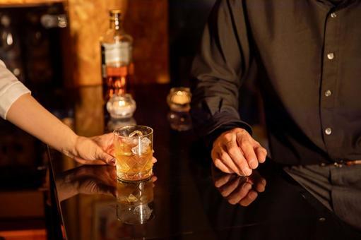 「サシ飲み」の意味とは？上手な誘い方やサシ飲み後のアフターフォローをご紹介！