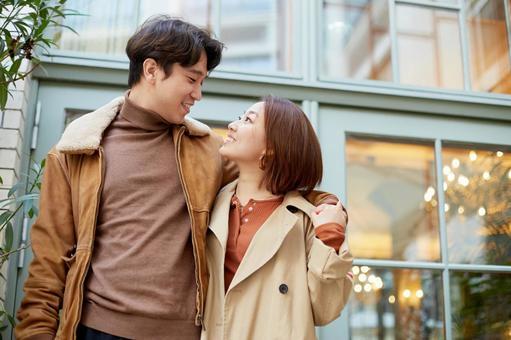 女性からのボディタッチは脈ありサイン？触る部位別に隠された女性心理とは